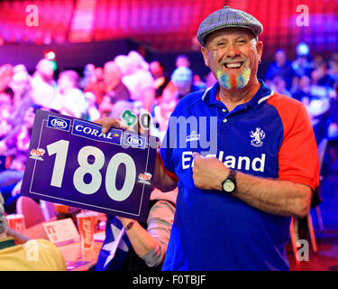 Sydney, Australie. 20e Août, 2015. Sydney, Australie - 20 août 2015 : Fans cheer au cours de la tour de Sydney du PDC World Series à l'Arène Cu Qantas Credit : MediaServicesAP/Alamy Live News Banque D'Images