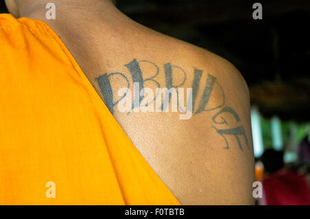 Moine avec tatouages à Xieng Thong temple de Luang Prabang au Laos Banque D'Images