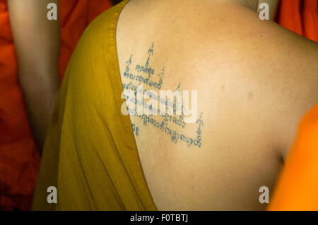 Moine avec tatouages à Xieng Thong temple de Luang Prabang au Laos Banque D'Images