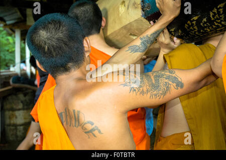 Moine avec tatouages à Xieng Thong temple de Luang Prabang au Laos Banque D'Images