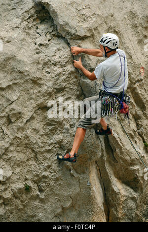 L'homme de l'escalade dans le parc national de Paklenica, Velebit Nature Park, Rewilding Europe, zone de montagne Velebit, Croatie Juin 2012 Banque D'Images