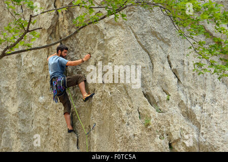 L'homme de l'escalade dans le parc national de Paklenica, Velebit Nature Park, Rewilding Europe, zone de montagne Velebit, Croatie Banque D'Images