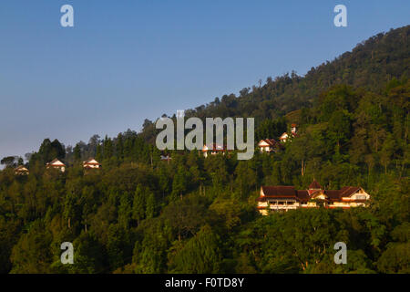 Stations de montagne tropicales et villas sur la pente du mont Salak à Cidahu, Sukabumi, West Java, Indonésie. Banque D'Images