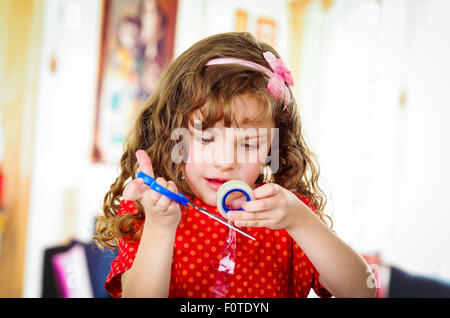 Petite fille adhésif coupe Banque D'Images