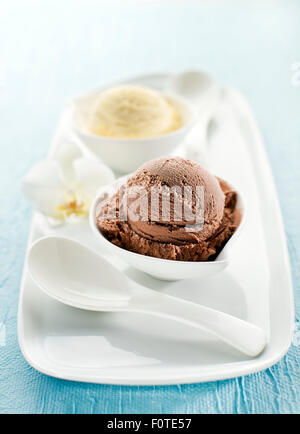 Glace vanille et chocolat blanc sur plaque. Banque D'Images