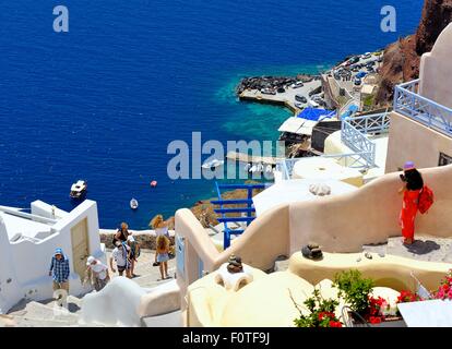 Regardant vers le bas du village d'Oia à Santorin, Mykonos, Grèce Banque D'Images