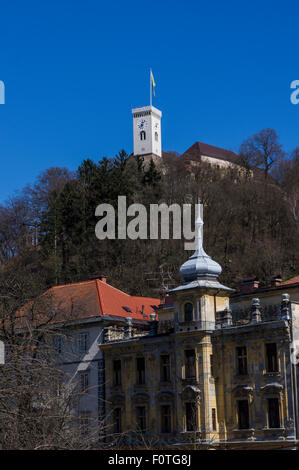 Vue vers le château de Ljubljana à partir de la Vieille Ville Banque D'Images