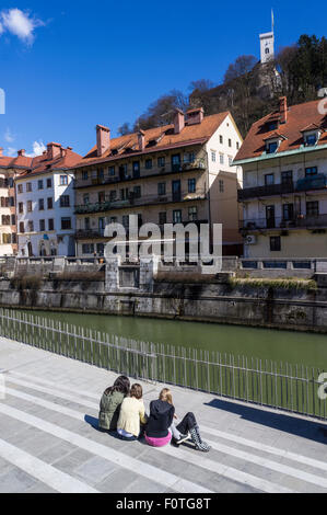 Détente sur la banque de la rivière Ljubljanica. Banque D'Images