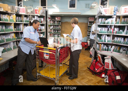 Le Bureau de livraison Hyde, Royal Mail, bureau de poste et station de livraison collection office, au nord-ouest de Londres, Angleterre, RU Banque D'Images