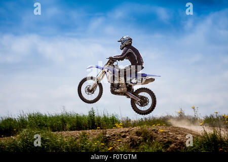 Motocycliste de motocross sur une piste poussiéreuse sur un jour étés dans Calverstown, comté de Kildare, Irlande. Banque D'Images