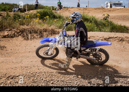 Motocycliste de motocross sur une piste poussiéreuse sur un jour étés dans Calverstown, comté de Kildare, Irlande. Banque D'Images