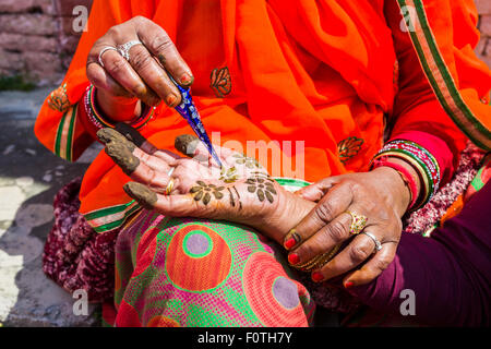 Une femme indienne est la peinture d'une part avec le henné, en face du Temple de Badrinath, l'une des destinations, Badrinath Dham Dschar Banque D'Images