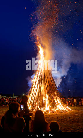 Les gens debout autour d'un Johannifeuer Sonnwendfeuer, Bonfire, Haute-Bavière, Bavière, Allemagne Banque D'Images