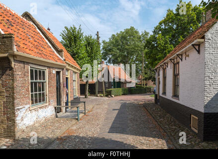 Gîtes traditionnels dans le Buitenmuseum ( Open Air Museum ) de l'Enkhuizen Zuiderzeemuseum, Hollande du Nord, Pays-Bas. Banque D'Images