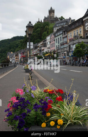 Château de Reichsburg Cochem avec, Rhénanie-Palatinat, Allemagne Banque D'Images