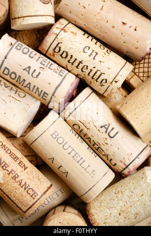 Sélection de wine corks dans une pile, idéal pour un arrière-plan Banque D'Images