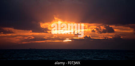 Coucher de soleil sur la mer à Sennen Cove, Cornwall, England, UK. Banque D'Images