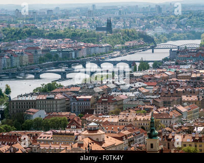 Vue panoramique de la vieille ville de Prague, avec des ponts sur la rivière Vltava, Prague, République Tchèque Banque D'Images