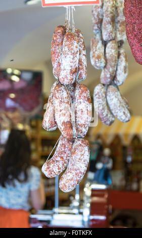 La pendaison de saucisses dans un Italien mature boucher. Banque D'Images