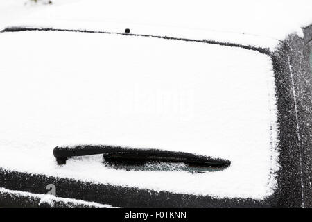 Pare-brise arrière d'une voiture recouverte de neige Banque D'Images