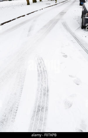 Close up de marques de pneu sur une route glacée Banque D'Images