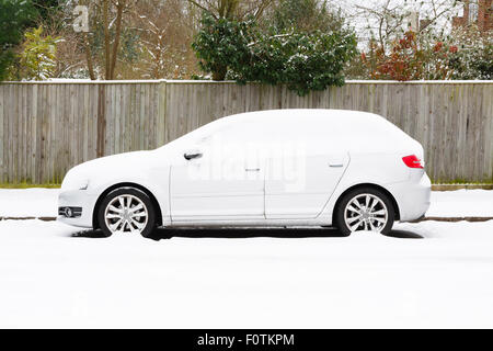 Garé la voiture européenne recouverts de neige en Angleterre Banque D'Images