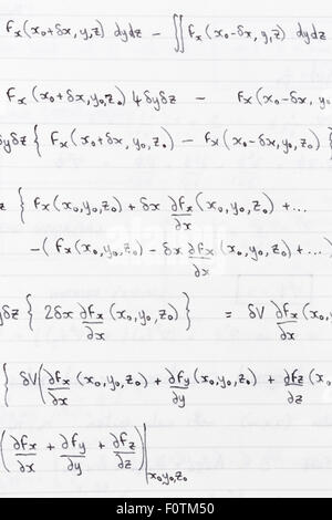 Étude note écrite sur papier réglé avec des formules scientifiques pour divergence de champs de vecteurs Banque D'Images