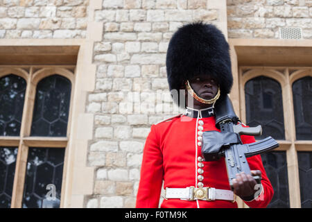 Un soldat de la Garde royale se trouve à la Tour de Londres avec fusil et baïonnette Banque D'Images