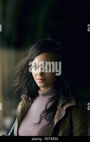 Lumière naturelle portrait of attractive Asian Woman in cloisters à cathédrale de Norwich Banque D'Images