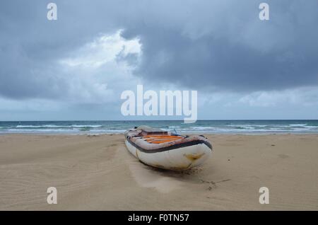 Délabré vieux bateaux de pêche sur la plage à Inhambane, au Mozambique. Ces sont dangereux et réparé mais utilisé quotidiennement à la maison Banque D'Images