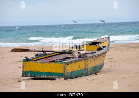 Délabré vieux bateaux de pêche sur la plage à Inhambane, au Mozambique. Ces sont dangereux et réparé mais utilisé quotidiennement à la maison Banque D'Images