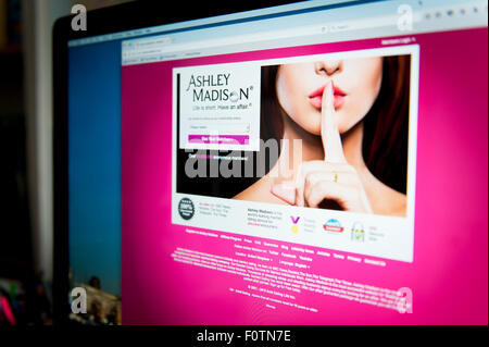Photo d'un Mac de bureau ordinateur avec la première page de l'Ashley Madison adultère website Banque D'Images