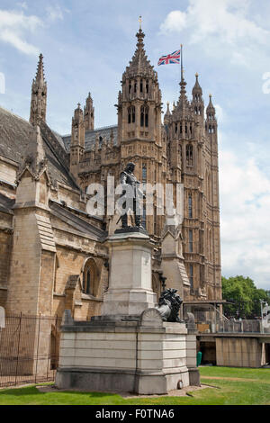 Oliver Cromwell monument montrant une plinthe à l'extérieur de la Chambre des communes de Londres Banque D'Images