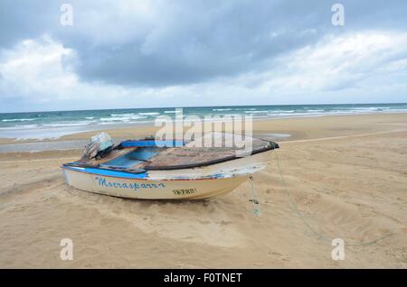 Délabré vieux bateaux de pêche sur la plage à Inhambane, au Mozambique. Ces sont dangereux et réparé mais utilisé quotidiennement à la maison Banque D'Images