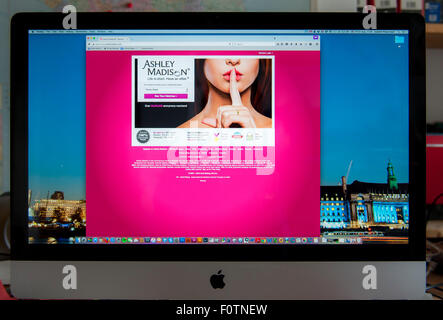 Photo d'un Mac de bureau ordinateur avec la première page de l'Ashley Madison adultère website Banque D'Images