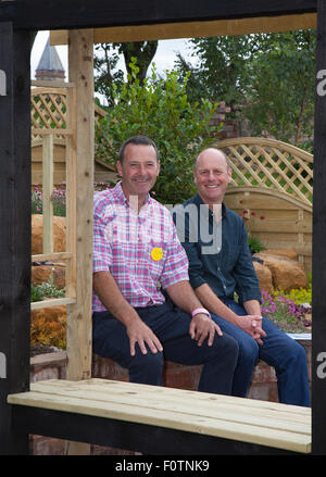 Joe Swift, concepteur de jardin anglais, jardinier de célébrités de la télévision, avec le nurseryman Rob, jardinier de célébrités de la télévision, encadré par le plus grand spectacle de fleurs indépendant de Grande-Bretagne. Banque D'Images