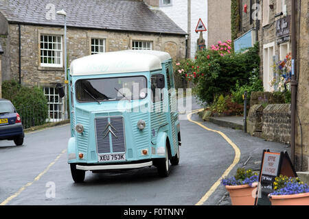 1971 une Citroën HY van utilisé comme animal de transporteur en marche, régler Yorkshire Dales National Park, England, UK Banque D'Images