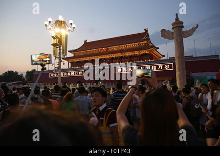 Beijing, Chine. 20e Août, 2015. Un fichier photo disponible le 21 août 2015 montre aux visiteurs et aux touristes de prendre des photos de Tiananmen Gate avec le portrait de Mao Zedong sur la Place Tian'anmen à Beijing, Chine, 20 août 2015. Foto : CHRISTIAN CHARISIUS/dpa/Alamy Live News Banque D'Images