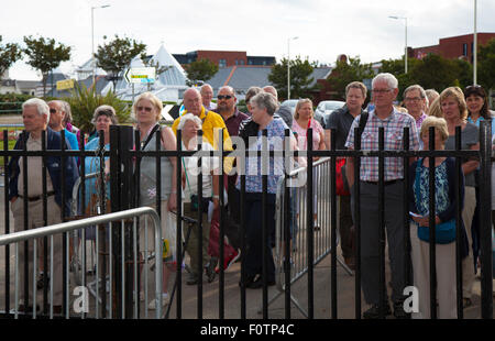 Southport, Merseyside, Royaume-Uni. 21 août 2015. En attendant l'entrée au plus grand salon de fleurs indépendant de Grande-Bretagne, célèbre avec une célébration carnaval de toutes les choses chinoises. Les événements à thème oriental, les divertissements, la nourriture et les marquises floraux seront tous inspirés par la culture et le design chinois. Banque D'Images