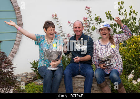 Joe Swift, concepteur de jardins anglais, avec Clare Skidmore, et Clare Edwards, lauréates du Garden Show, lors du plus grand spectacle de fleurs indépendant de Grande-Bretagne, qui célèbre avec une atmosphère de carnaval de toutes choses chinoises. Banque D'Images