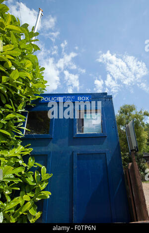 La collecte de fonds pour l'aide pour 'Heroes', qui est médecin Tardis dans un village anglais jardin. Stiffkey, North Norfolk, au Royaume-Uni. Banque D'Images