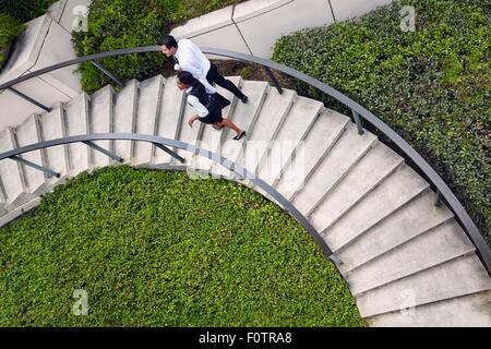 Portrait des gens d'affaires escalier en spirale ascendante Banque D'Images
