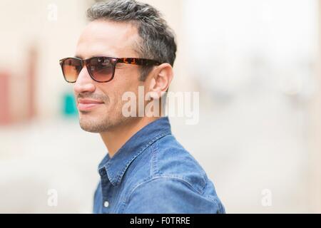 Portrait of mid adult man, à l'extérieur Banque D'Images