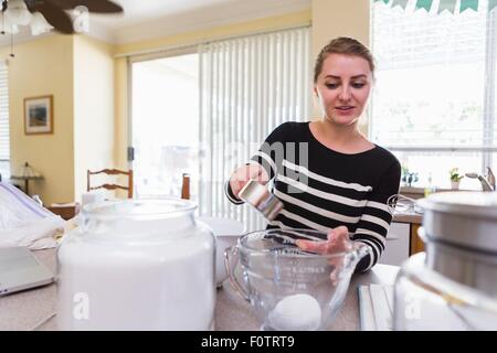 Woman baking in kitchen Banque D'Images