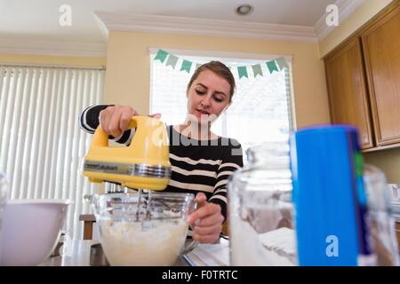 Woman baking in kitchen Banque D'Images