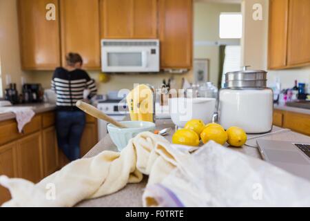 Woman baking in kitchen Banque D'Images