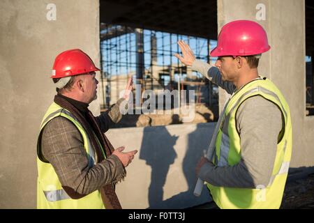 Discuter de l'architecte et le constructeur du châssis de fenêtre on construction site Banque D'Images