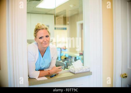 Portrait de femme à la réception Dentiste orthodontiste hatch Banque D'Images