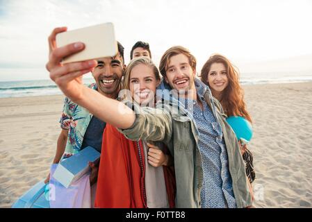 Groupe d'amis, sur la plage, taking self portrait with smartphone Banque D'Images