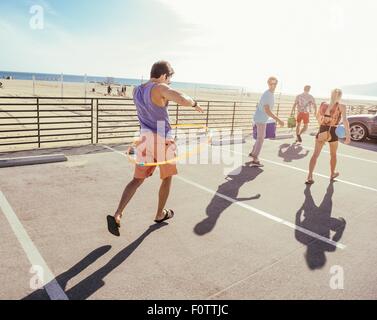 Groupe d'amis à marcher en direction de la plage, vue arrière Banque D'Images